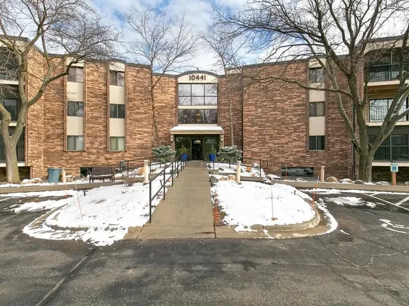 10441 Greenbrier Rd APT 101, Minnetonka, MN 55305