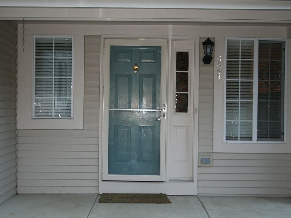 Private entrance w/ porch