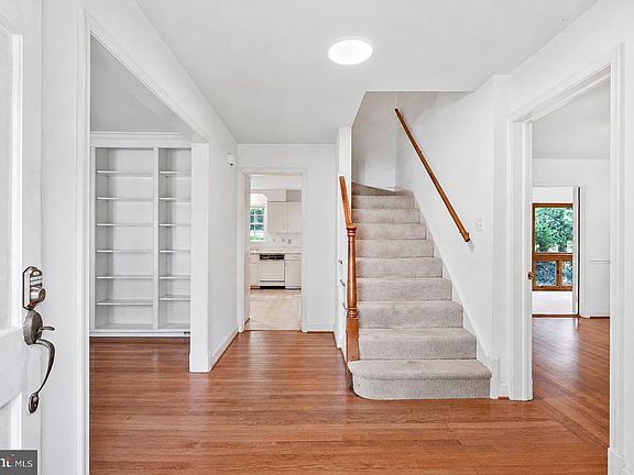 3rd image of 1719 Oak Ln