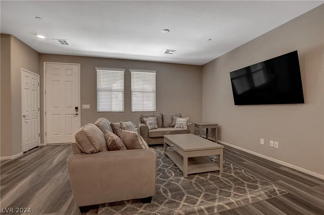 3 bed, 2.5 bath, 1499 sqft, $2,600 — Photo 2