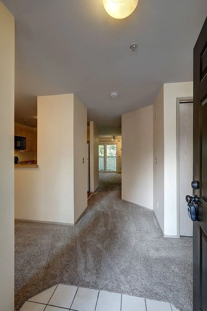 Beautiful 2 Bedroom/2 Bath Renton Condo, Great Location, W/S/G included!! — Photo 2