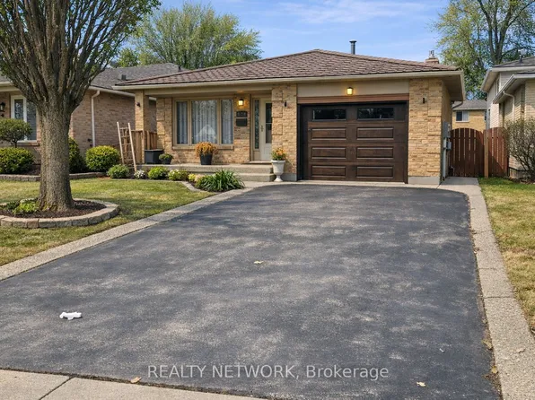 624 Eaglewood Dr #2, Hamilton, ON L8W 3J8