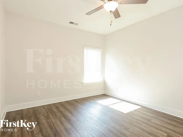 1414 Woodridge Pl — Photo 6