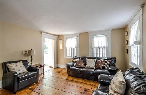3rd image of 7 Woodland St