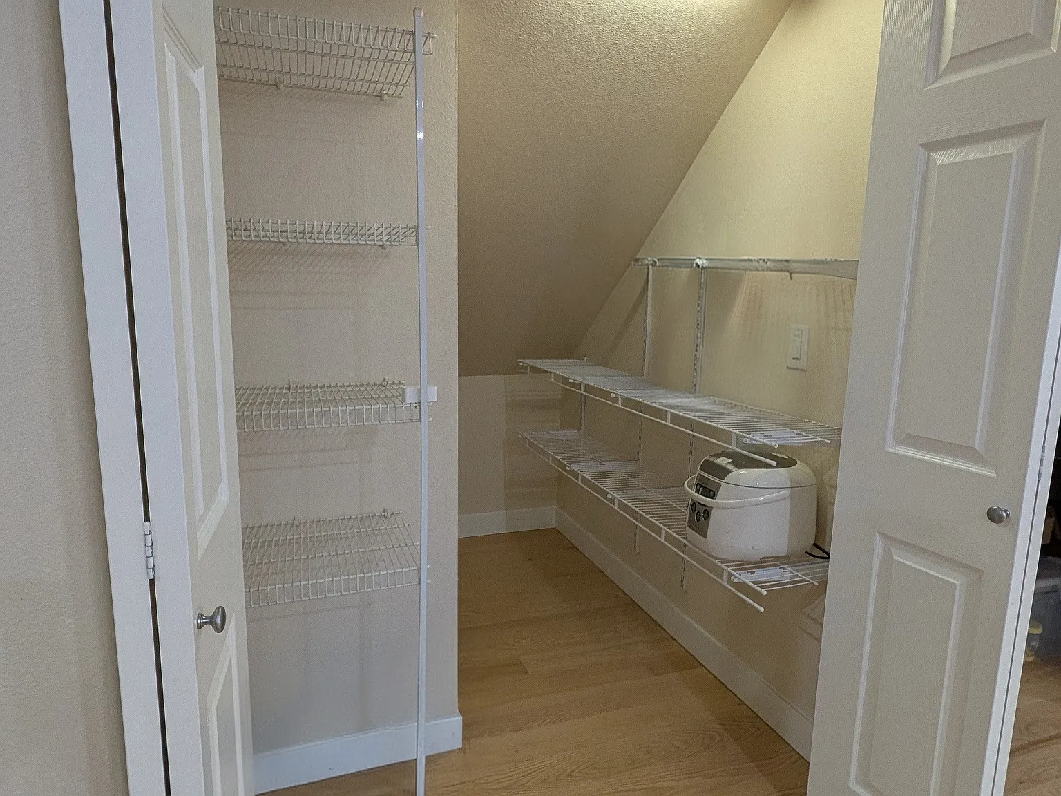 4 bed, 2.5 bath, 2050 sqft, $4,200 — Photo 3