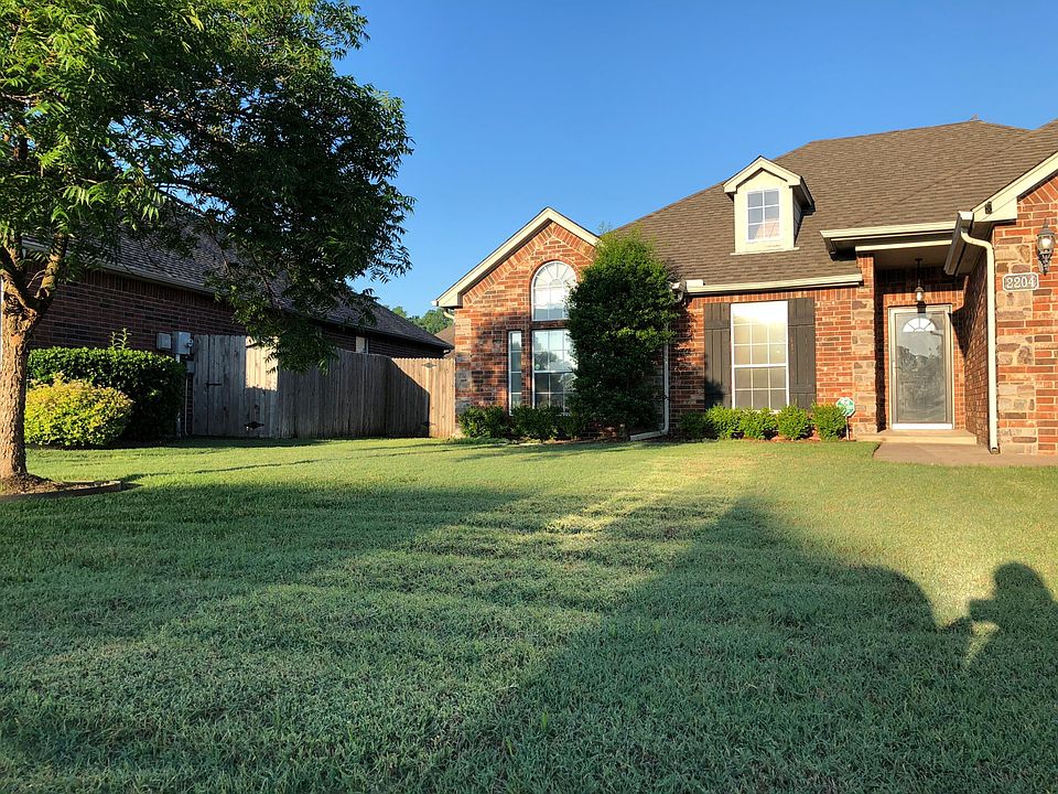 Welcome to one of the BEST neighborhoods in Broken Arrow!