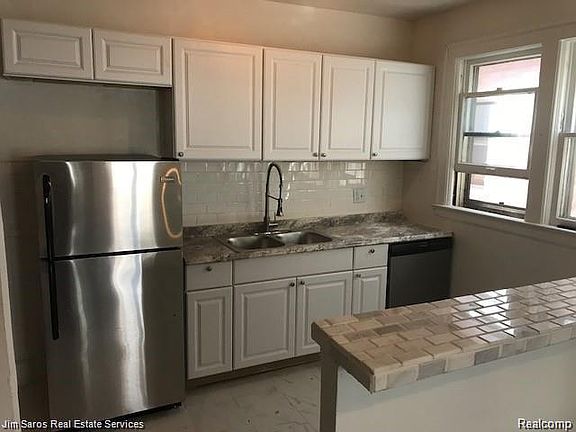 2nd image of 872 Beaconsfield Ave