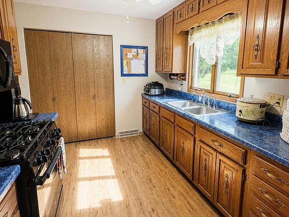 4th image of 210 Eder St