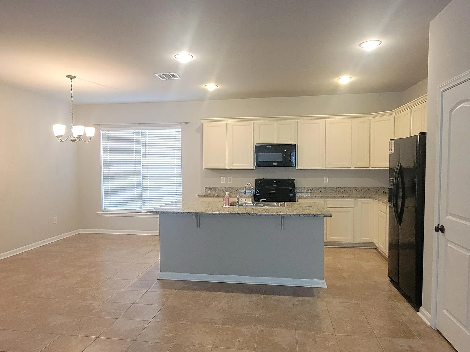 3 bed, 2.0 bath, 1973 sqft, $2,075 — Photo 4