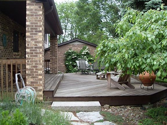 Very private deck with fish 