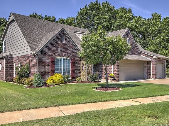 3rd image of 200 S Sweetgum Pl W
