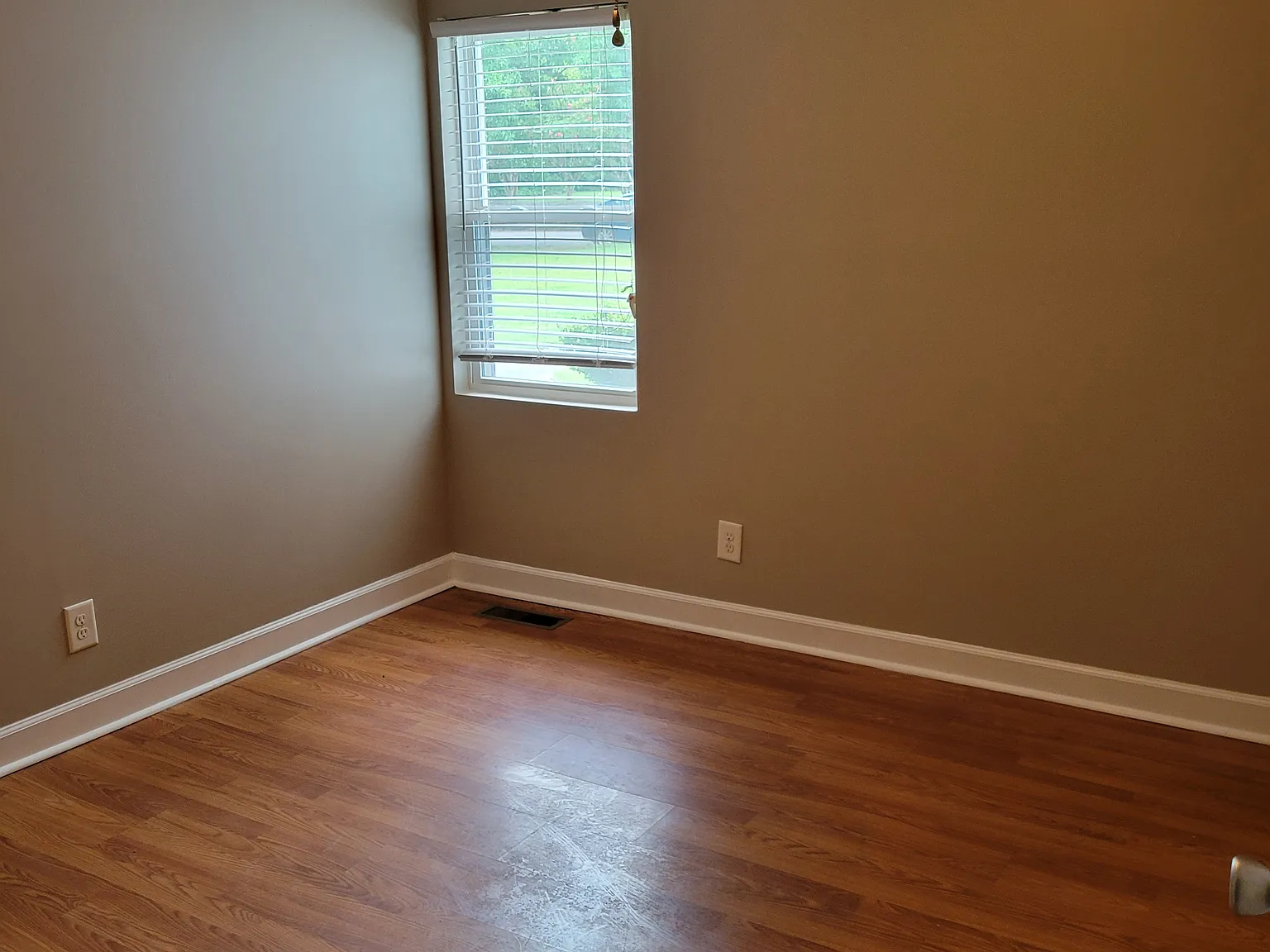 3 bed, 950 sqft, $1,050 — Photo 3