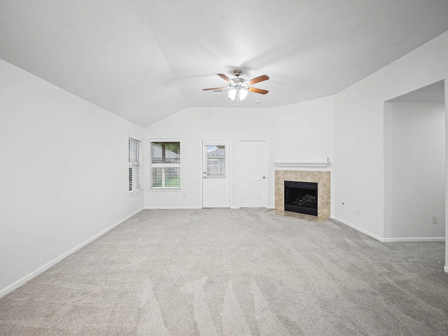 3 bed, 2.0 bath, 1456 sqft, $2,000 — Photo 4