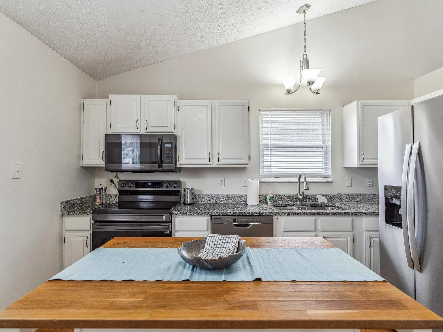 3270 Gurtis Dr — Photo 2