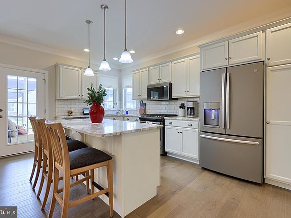 5th image of 1563 Bloomfield Way