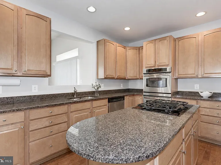 120 Nassau Dr — Photo 8