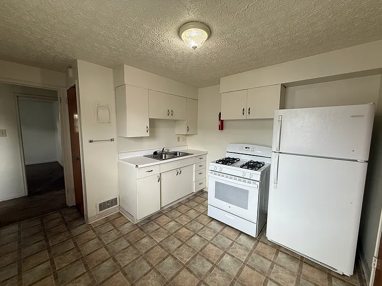 1060 Sells Ave — Photo 1