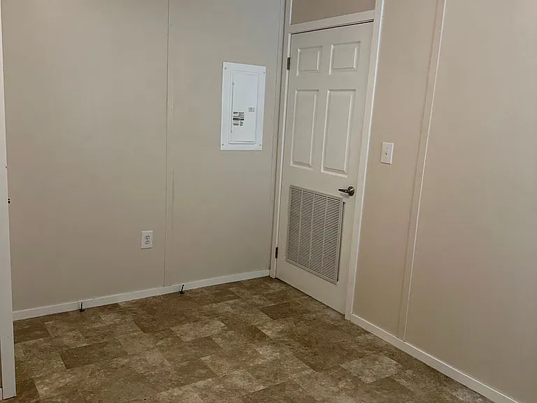 2501 S Broadway Ave — Photo 53