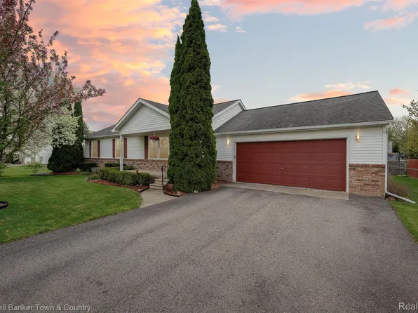 9361 Summerland Dr, Whitmore Lake, MI 48189