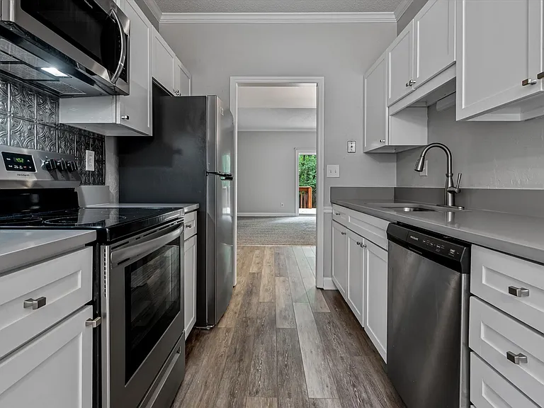 1810 Oakcrest Ct — Photo 5
