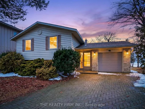 4084 Bluepoint Dr, Plympton Wyoming, ON N0N 1J6