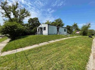 945 E Holbrook Ave, Flint, MI 48505