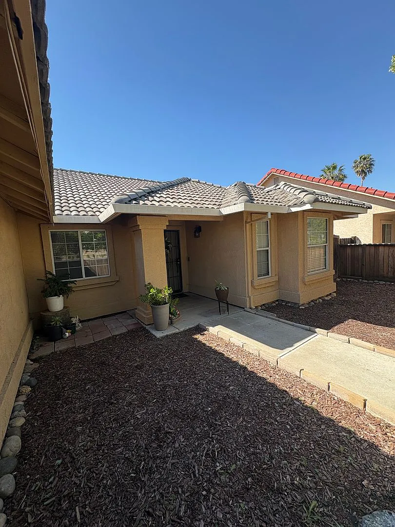 1st Months Half Off! Available Now!! Beautiful & Spacious 4 Bedroom Home! — Photo 3