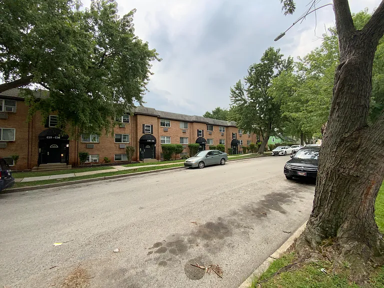 Renshaw Apartments offers a charming residence in a serene neighborhood, featuring well-maintained grounds and convenient parking. Your ideal living space awaits. Explore your new home today!