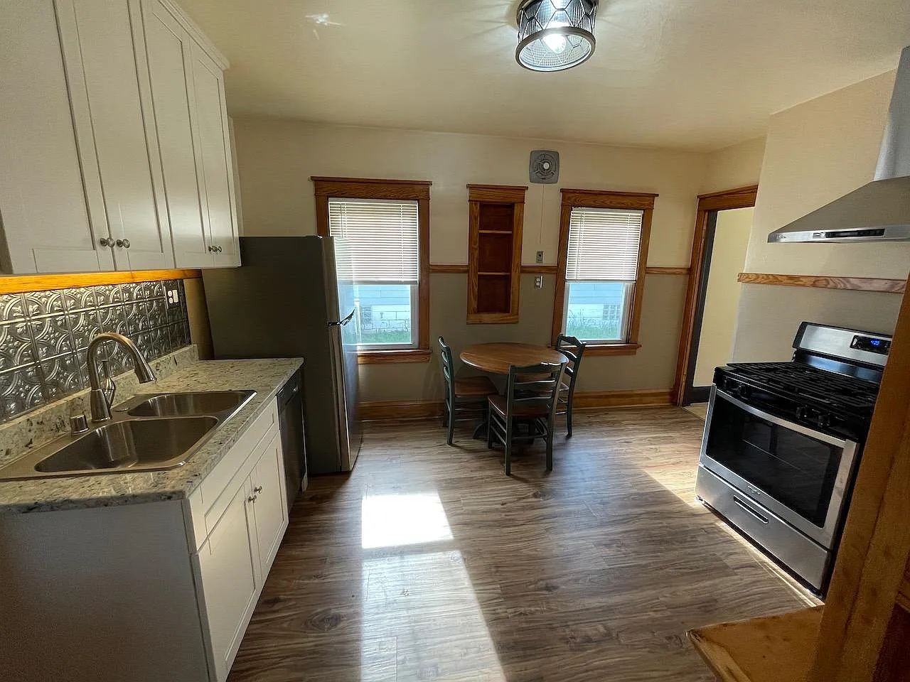 909 E Lincoln Ave — Photo 3