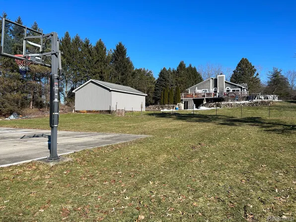 9701 Kenyon Lake Ct, Holly, MI 48442