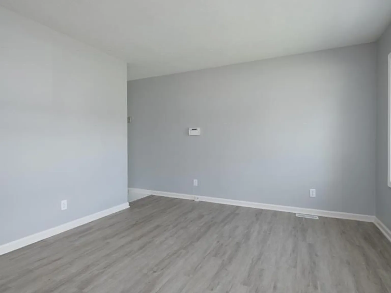 3 bed, 975 sqft, $1,300 — Photo 2