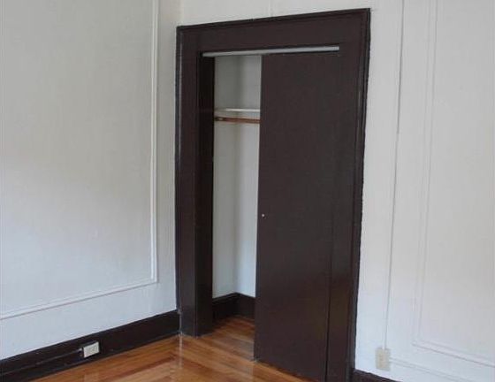 bedroom/living room unfurnished (closet)