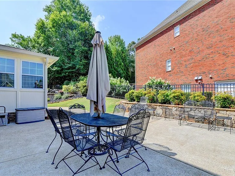 8910 Pinehurst Cv — Photo 106