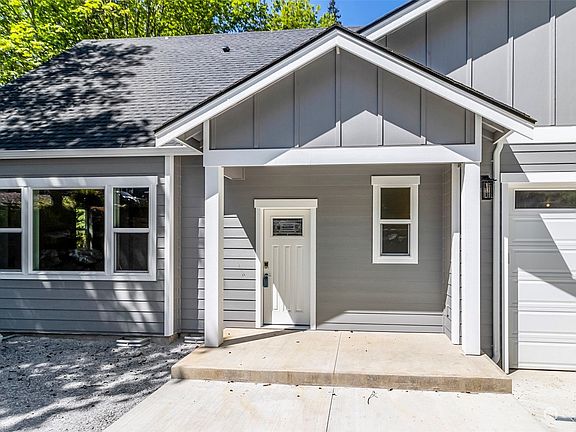 3rd image of 487 Hilltop Drive
