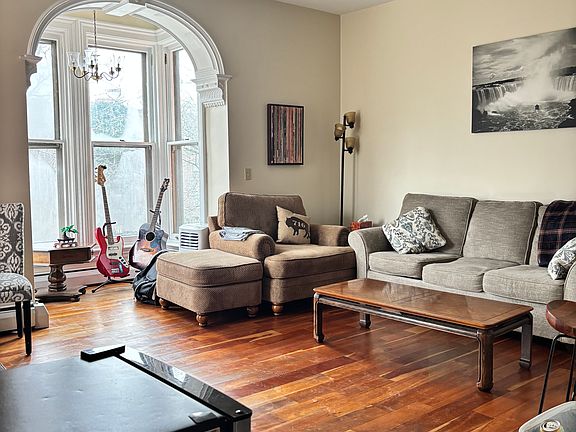 Living/dining room area