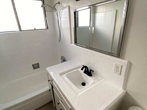 3rd image of 1759 Winona Blvd #5