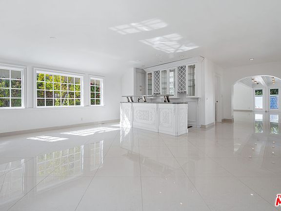 5th image of 519 N Beverly Dr