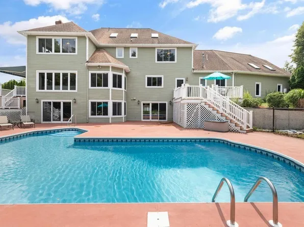 30 Miramesa Dr, Pembroke, MA 02359