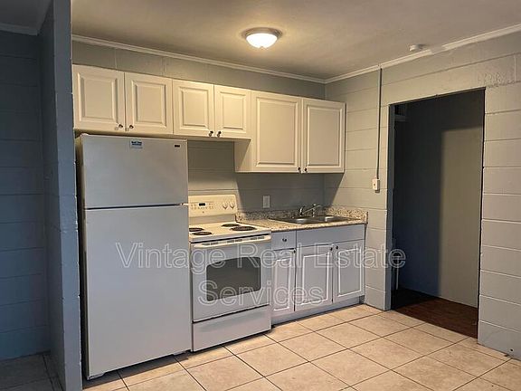 4th image of 843 Union St S #D