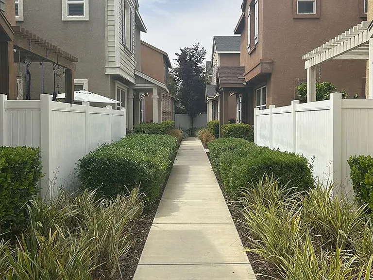 1925 Holt Rinehart Ave — Photo 3