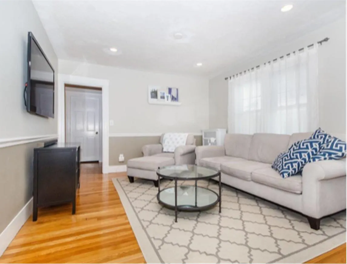 Building Photo - 35 Bancroft St #2