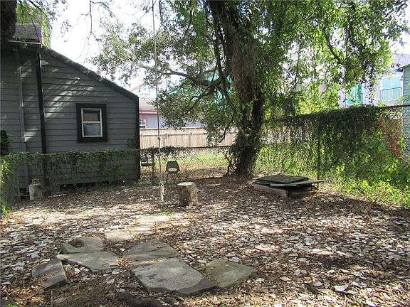 3rd image of 1121 Louisa St