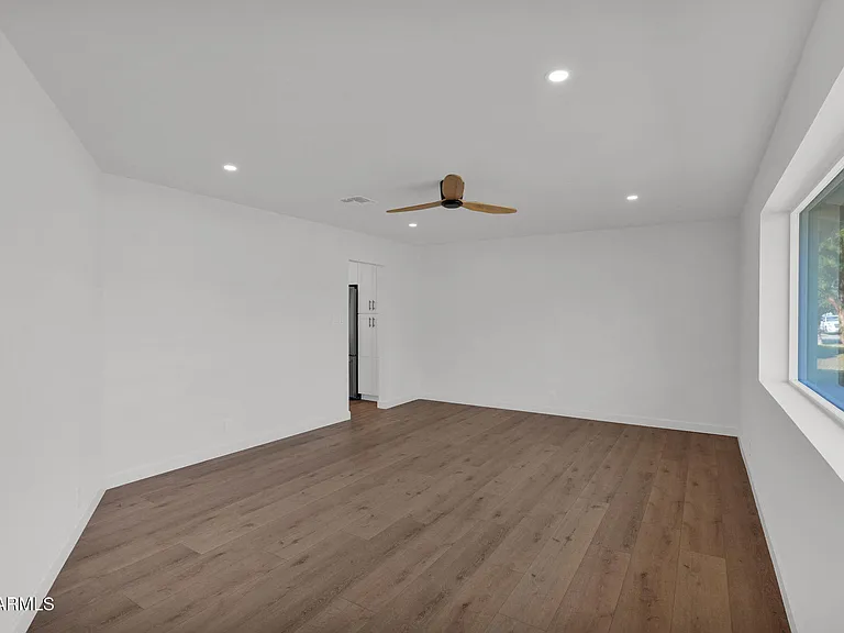 501 W Seldon Ln — Photo 25