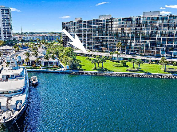 2nd image of 122 Lakeshore Drive #G-39