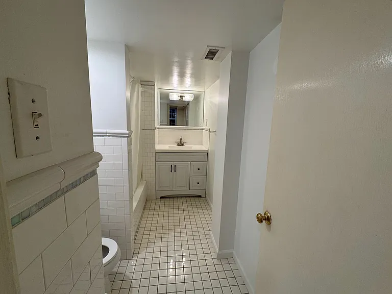 318 Bainbridge St #B — Photo 9