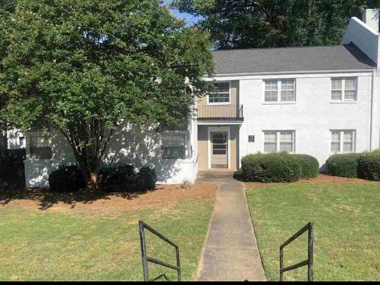 110 Lewis Dr — Photo 2
