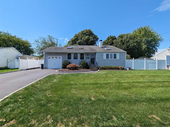 3004 Acorn Avenue, Medford, NY 11763