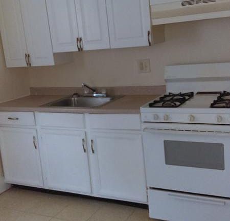 4th image of 802 W 9th St APT 3
