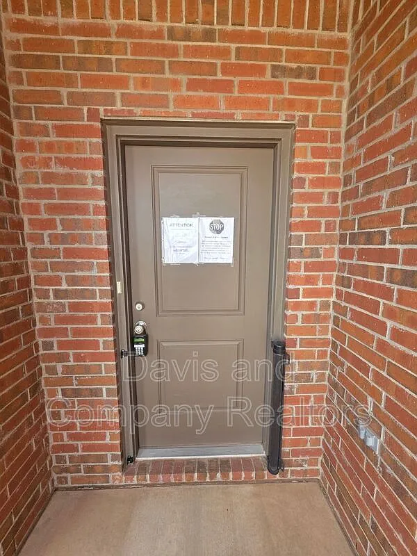 3 bed, 2.0 bath, 1636 sqft, $2,450 — Photo 2