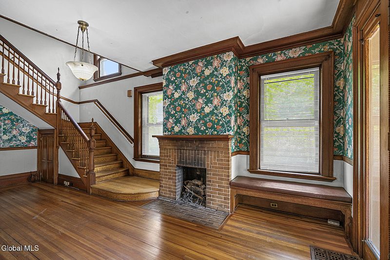 4th image of 531 Western Avenue